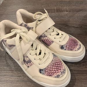 Women’s Vince Camuto Sargita hidden wedge sneaker shoe Highlighter  Size 6 new